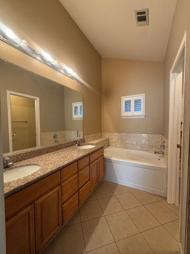 Building Photo - 1150 Buckthorn Ln