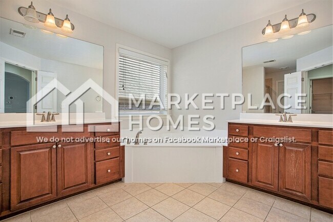 Building Photo - 1653 Danbury Parc Pl