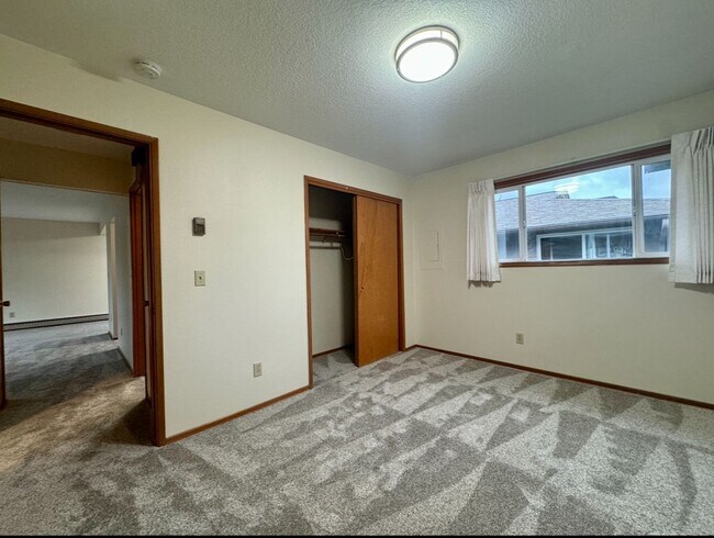 Building Photo - Vintage Irvington Top Floor 2 Bed with a l...