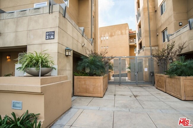 Building Photo - 5831 Seawalk Dr