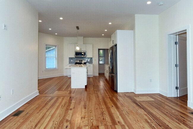 Building Photo - 56 Lyndhurst St