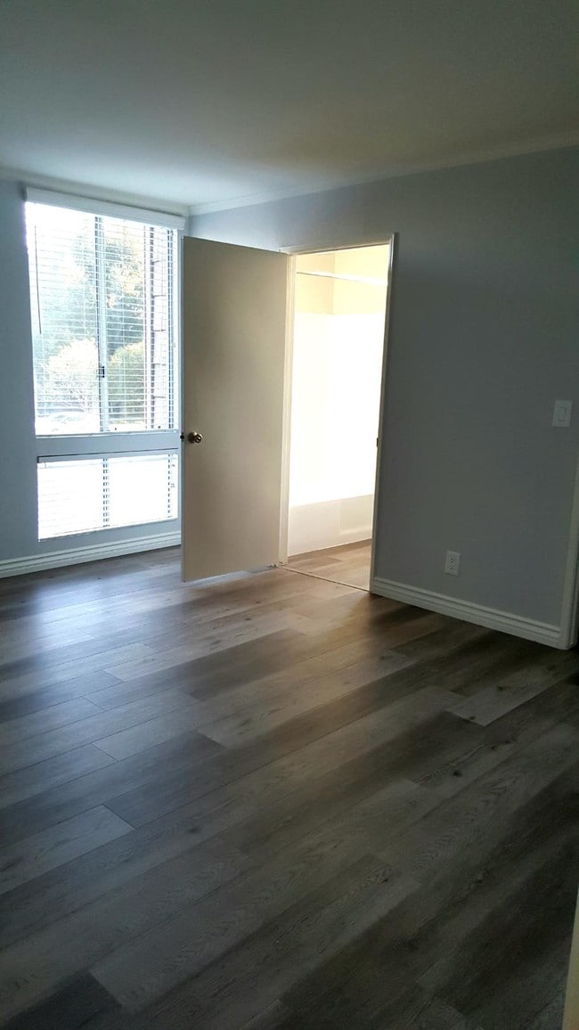 Building Photo - 9900 Jordan Ave