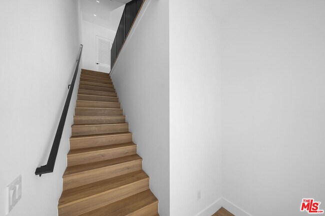 Building Photo - 10845 1/2 Morrison St