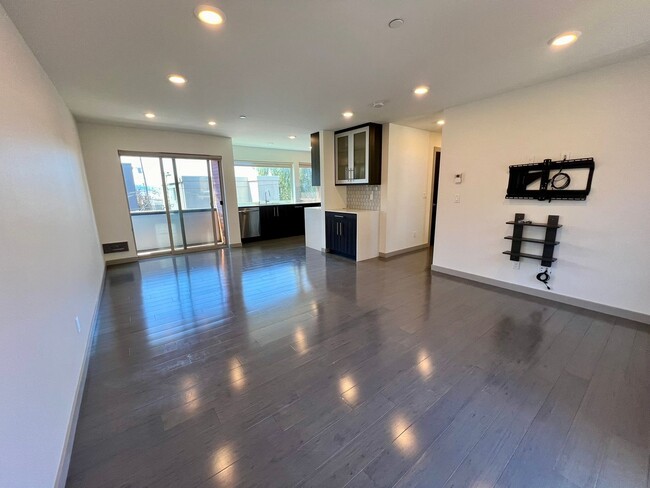 Building Photo - LUXURY ALKI 3 BED TOWNHOME FOR RENT W EXPA...