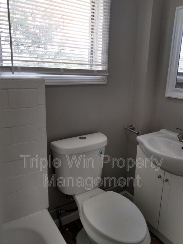 Building Photo - 830 Warne St