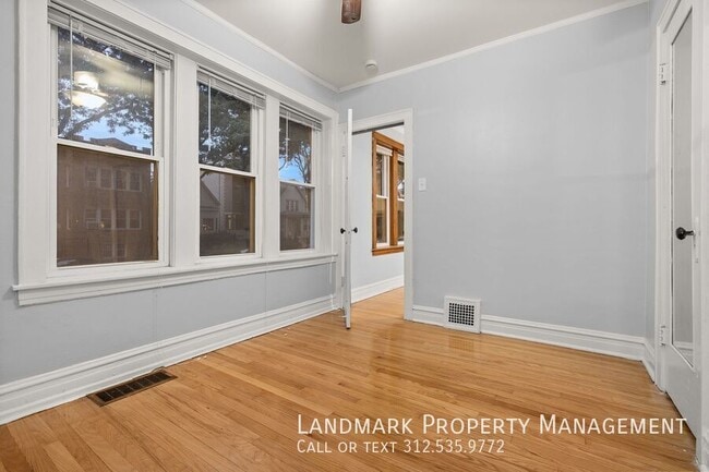 Building Photo - 4144 N Mozart-Unit 1W