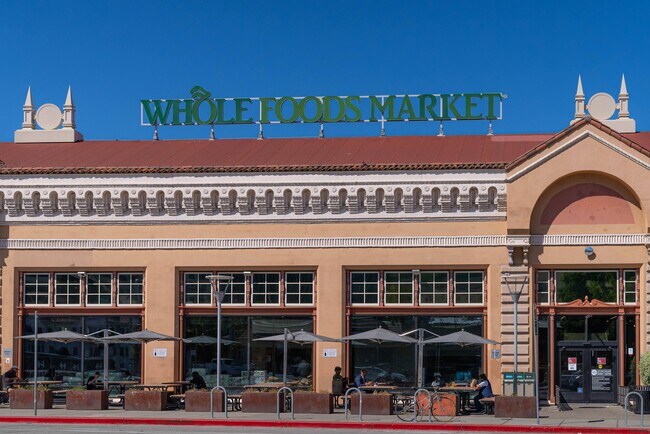 Building Photo - 1008 E 23rd St