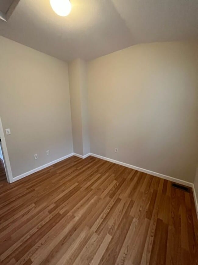 Building Photo - Beautiful 3 Bedroom Townhome with Garage i...