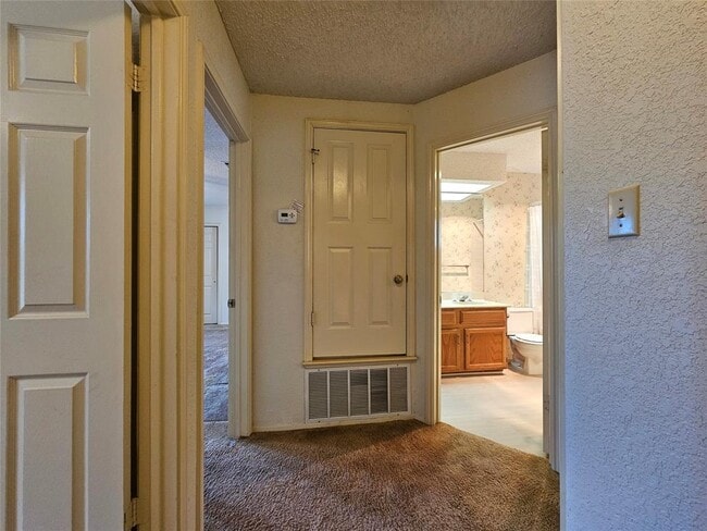 Building Photo - 13102 Briar Hollow Dr