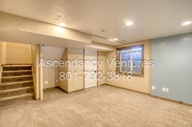Building Photo - 1483 N Clemente Wy