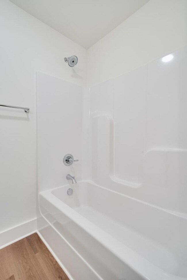Building Photo - Spacious home with primary suite on main l...