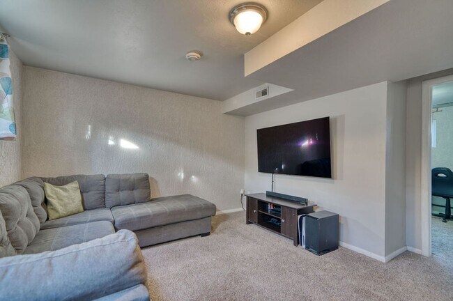 Building Photo - Charming 4 Bed 2 Bath Home in 80917!!!