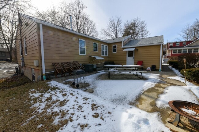 Building Photo - 9 Bedroom / 2 Bath House