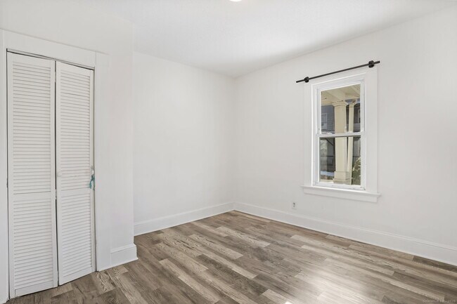 Building Photo - 7 George St