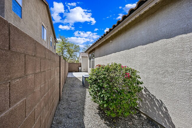 Building Photo - 3 bedroom 2 bath Home