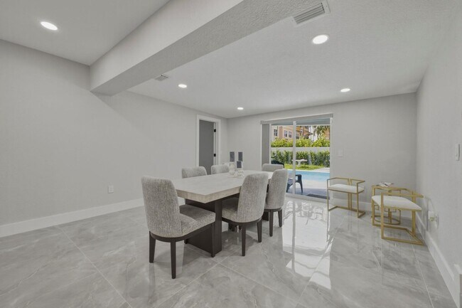 Building Photo - 632 Las Palmas Park