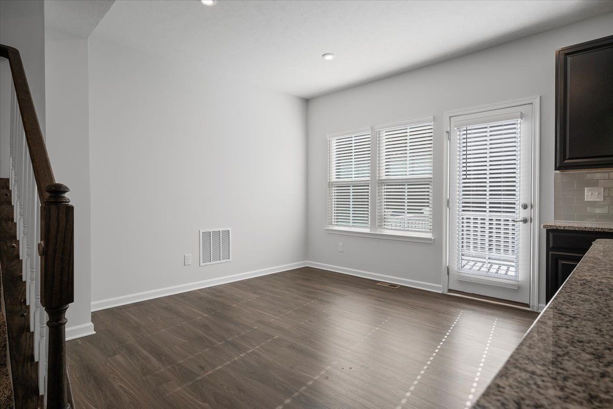 Building Photo - 400 Plaza Dr