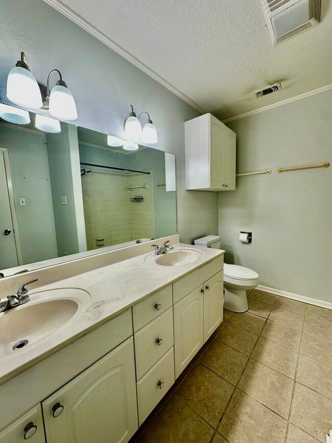 Building Photo - Spacious 3/2 With Office