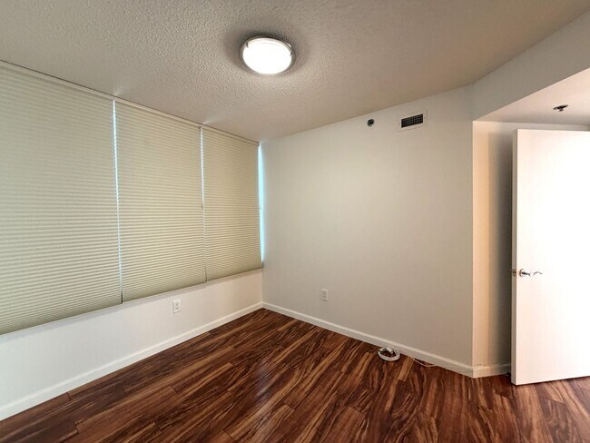 Building Photo - One Archer Lane - 2 bedrooms, 2 full bathrooms, central AC, 1 parking