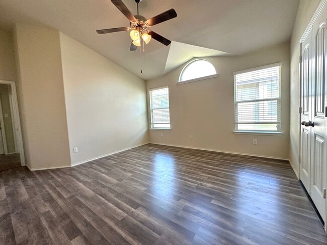 Building Photo - 3 Bed 2 Bath with an Office Space