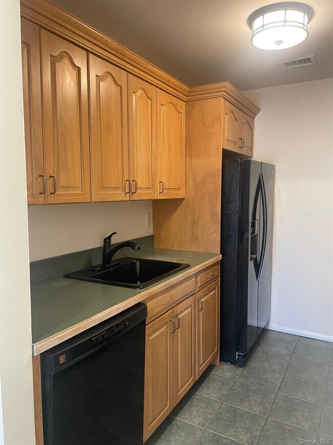 Building Photo - 79 Birchwood Rd