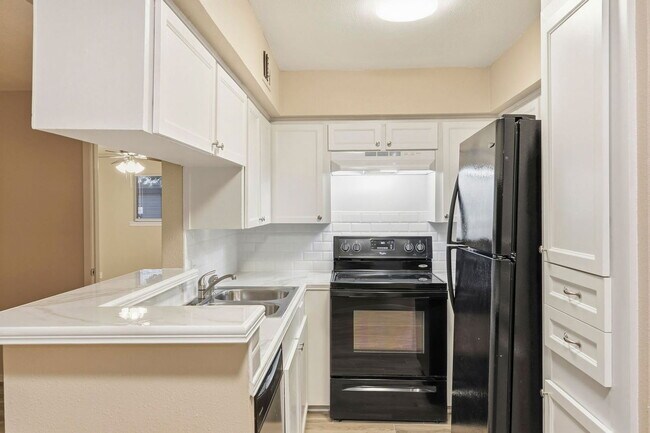 Building Photo - 309 Stratford St