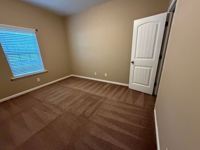 Building Photo - FOR RENT