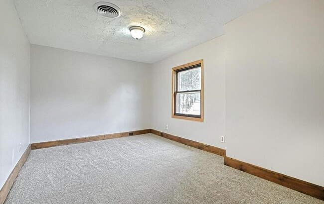 Building Photo - Beautiful 3 Bedroom, 1.5 Bath in Colonial West York!