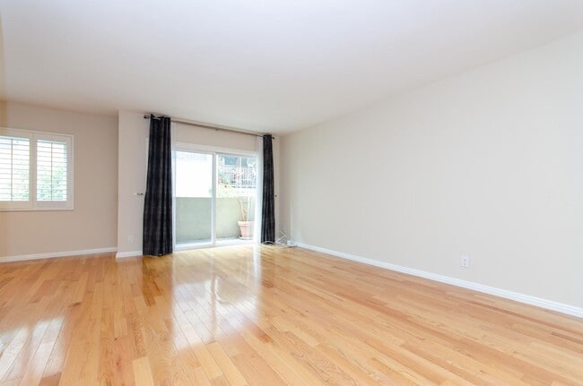 Building Photo - Stunning renovated apartment in the Heart ...