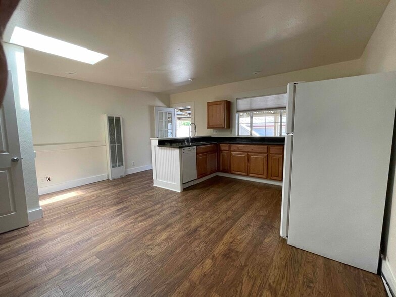 Building Photo - 103 7th St