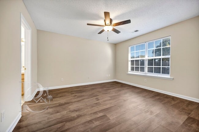 Building Photo - ONE STORY LIVING - MINUTES FROM EVERYTHING