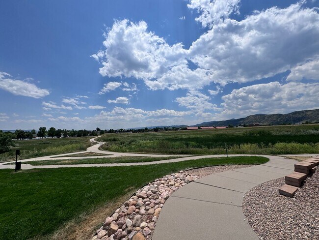 Building Photo - July 1st Move in! Top Floor 2 Bed / 2 Bath...