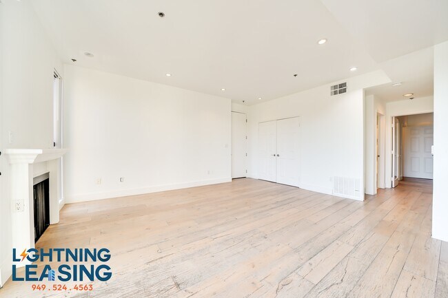 Building Photo - 8811-8812 Burton Way