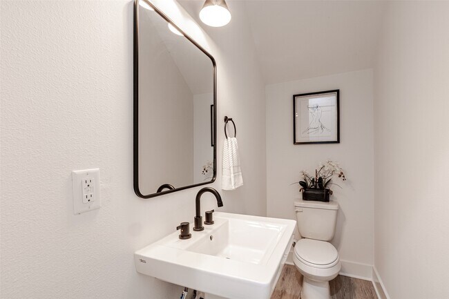 Building Photo - 6814 Burkett St.