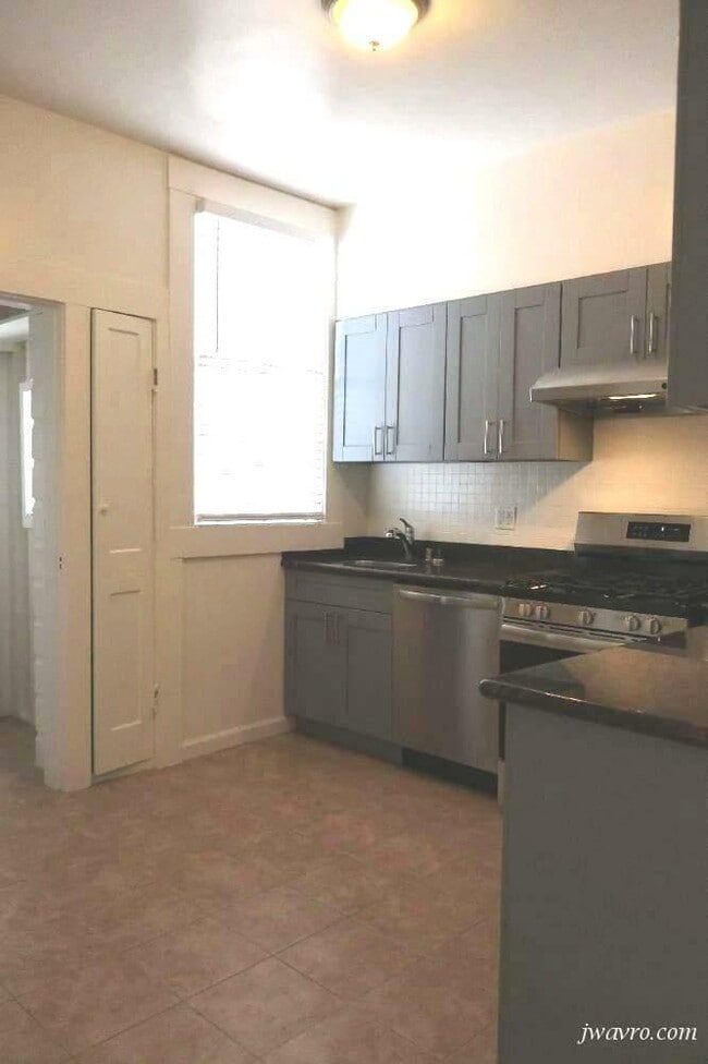 Building Photo - 598 12th Ave