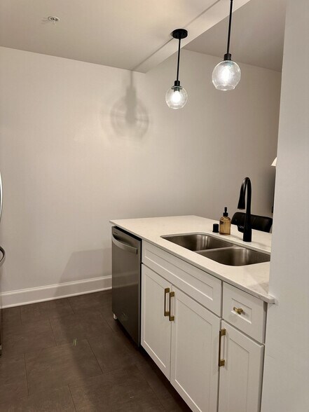 Building Photo - 758 N Broadway