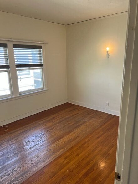 Building Photo - 454 N Orange Grove Ave