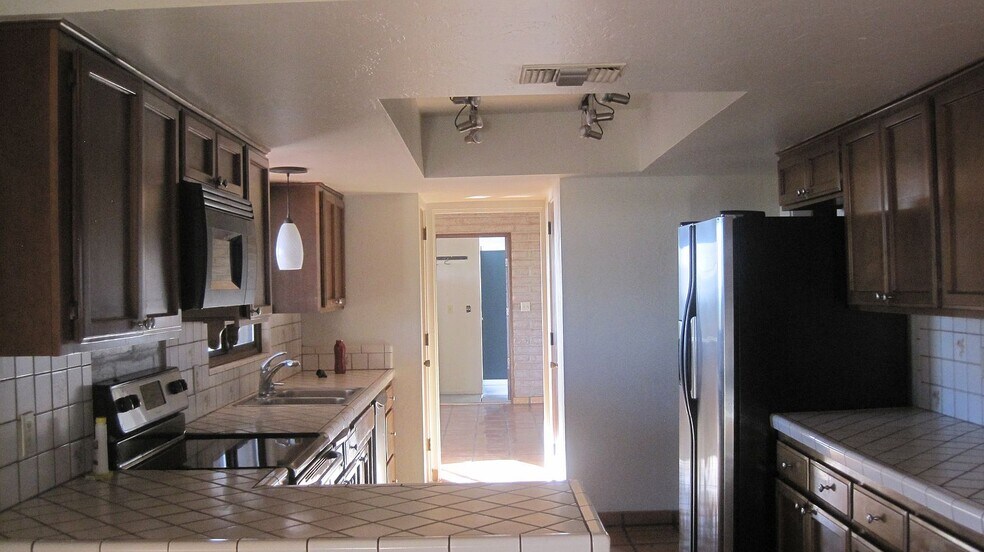 Building Photo - 5310 N Camino Real