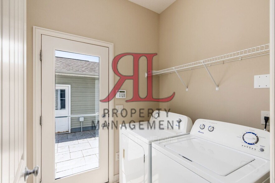 Building Photo - 6167 Upper Albany Xing Dr