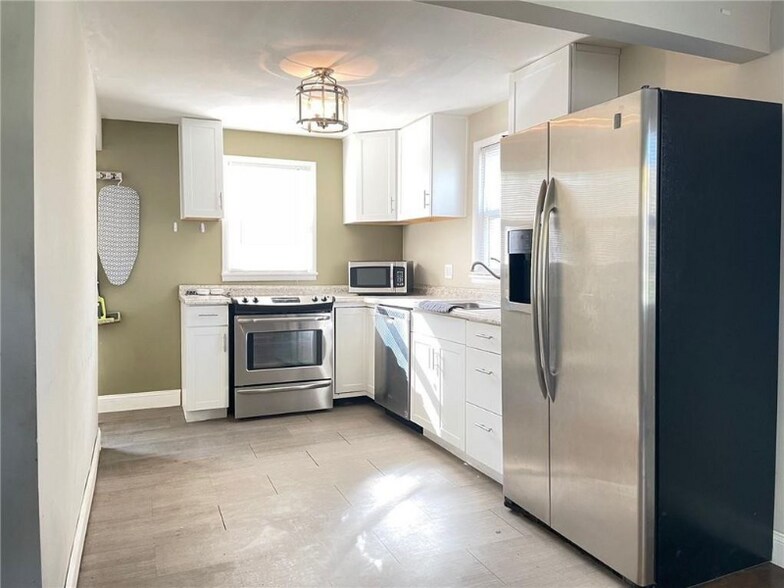 Building Photo - 2617 E 6th St