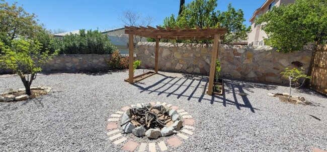 Building Photo - Beautiful 3 bed 2.5 bath home located in the Las Colinas Area!