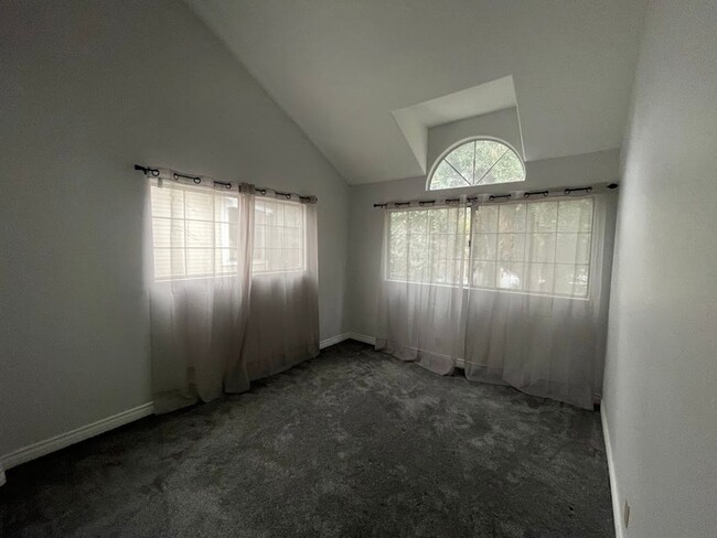 Building Photo - Newly Remodeled 3 bed 2.5 bath Long Beach ...