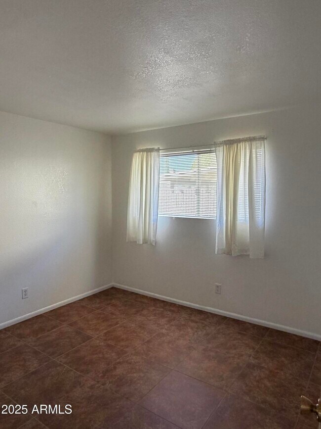 Building Photo - 1101 Cholla Cir