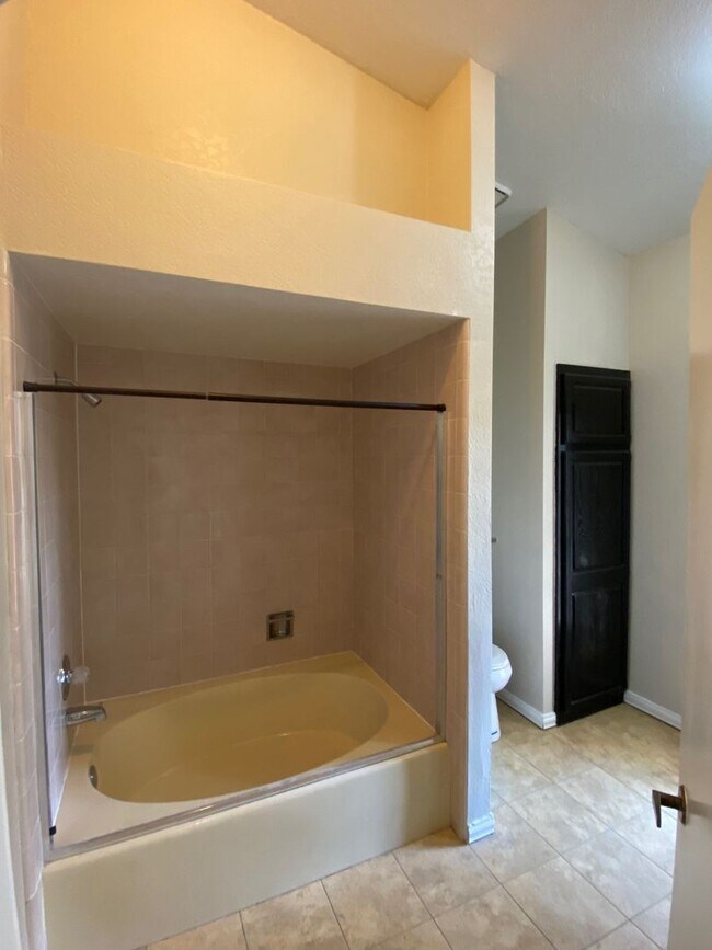 Building Photo - 3 Bedroom 2 Bathroom Home!