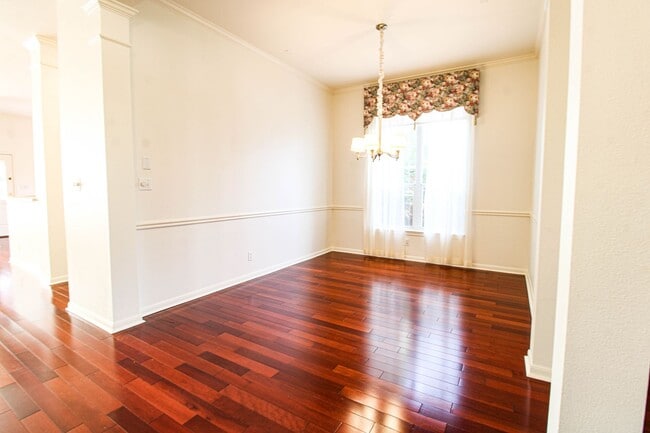 Building Photo - 121 Antler Cir