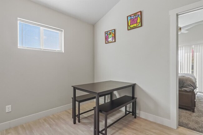 Building Photo - 1001 N Shamrock St