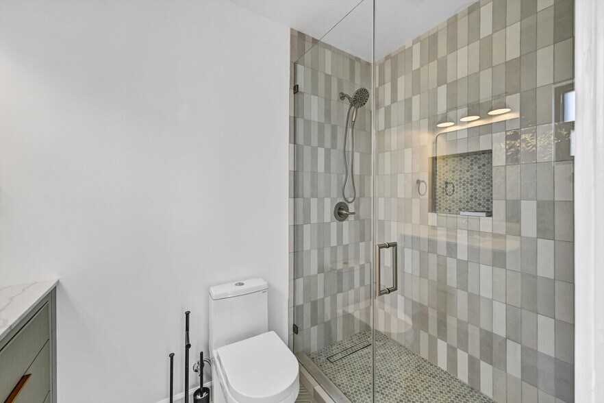 Building Photo - 618 N Vista St