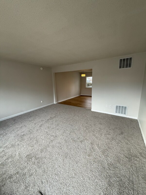 Building Photo - 35 Broadway Gardens