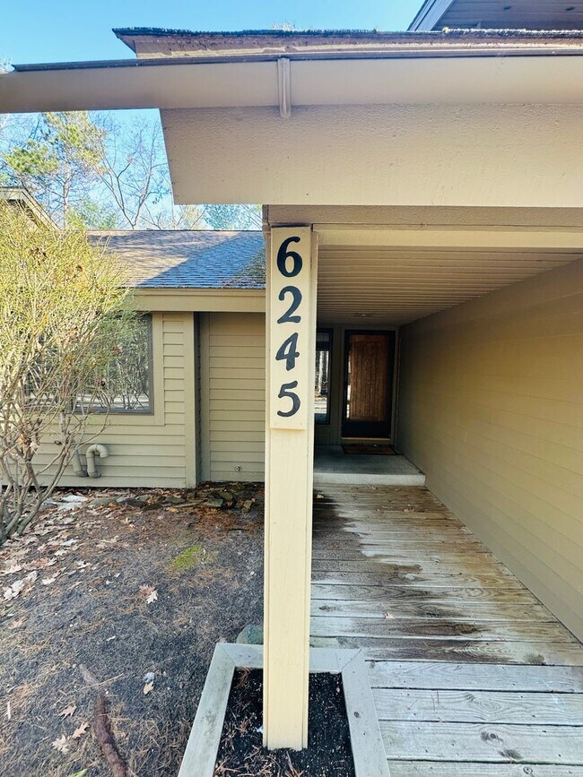 Building Photo - Sophisticated Condo Retreat on Old Mission Peninsula