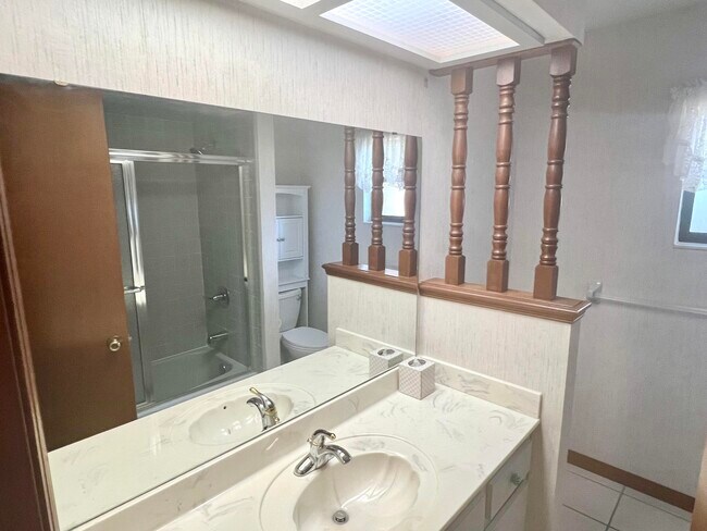 Building Photo - 2239 Woodlawn Cir